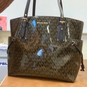 MICHAEL KORS GLOSSY VOYAGER purse